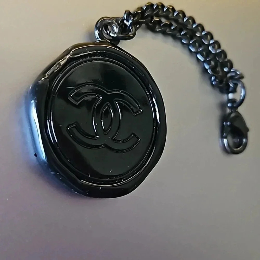 EXCLUSIVE: Chanel CC Logo "Wax Seal" black metallic charm/key chain - Picture 2 of 5